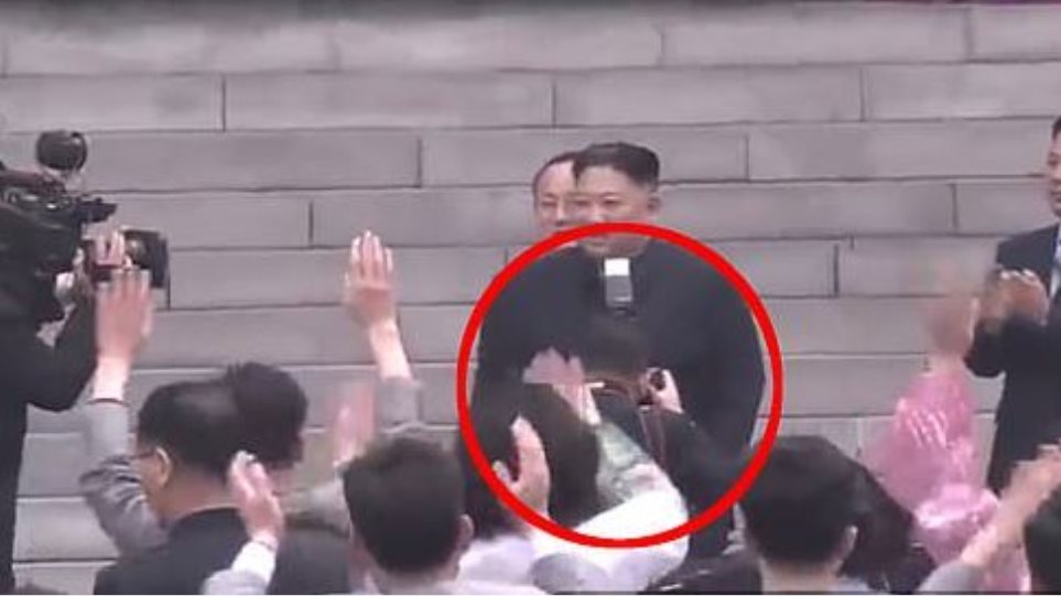 Ο Κιμ Γιονγκ Ουν «καρατόμησε» τον φωτογράφο του επειδή τον... «έκρυψε» από το κοινό για τρία δευτερόλεπτα! - Φωτογραφία 1