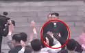 Ο Κιμ Γιονγκ Ουν «καρατόμησε» τον φωτογράφο του επειδή τον... «έκρυψε» από το κοινό για τρία δευτερόλεπτα!