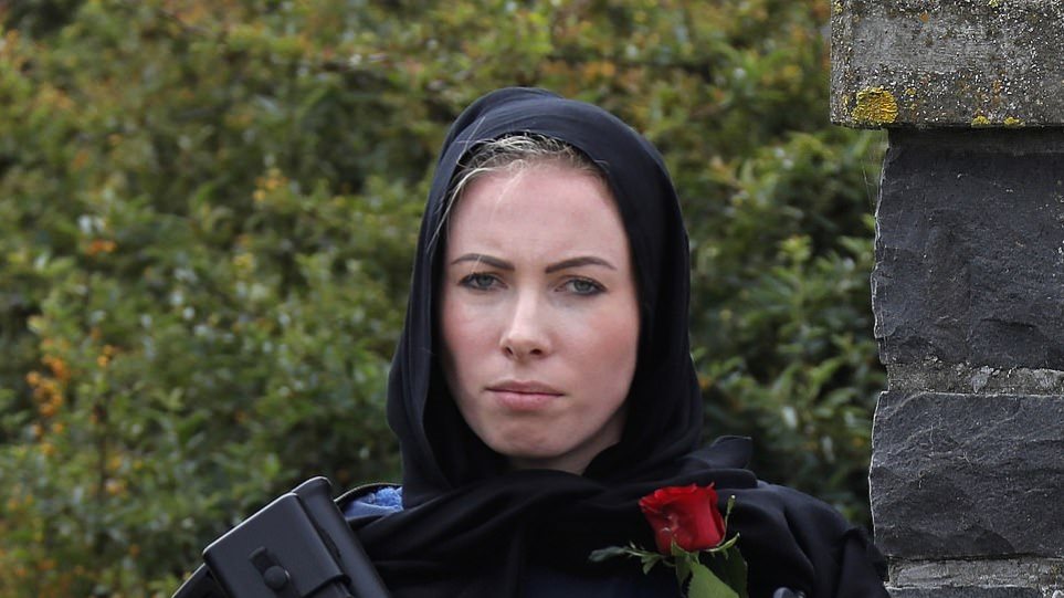 Νέα Ζηλανδία: Viral η φωτογραφία της αστυνομικού που φόρεσε μαντίλα στις κηδείες των θυμάτων - Φωτογραφία 1