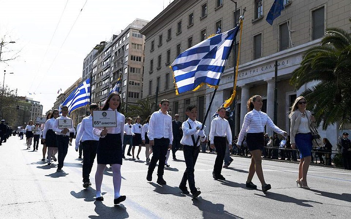 Σε εξέλιξη η μαθητική παρέλαση στην Αθήνα - Φωτογραφία 1