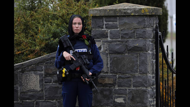 Νέα Ζηλανδία: Συγκινεί η αστυνομικός που φόρεσε μαντίλα στις κηδείες των θυμάτων - Φωτογραφία 1