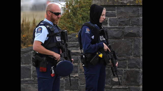 Νέα Ζηλανδία: Συγκινεί η αστυνομικός που φόρεσε μαντίλα στις κηδείες των θυμάτων - Φωτογραφία 2