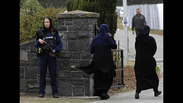 Νέα Ζηλανδία: Συγκινεί η αστυνομικός που φόρεσε μαντίλα στις κηδείες των θυμάτων - Φωτογραφία 3