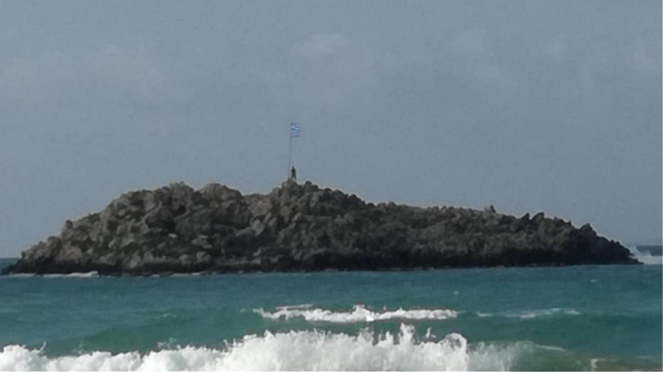 Κολύμπησε για να αντικαταστήσει την κουρελιασμένη σημαία σε νησίδα - Φωτογραφία 1
