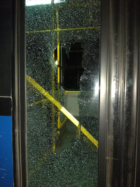 Νέα επίθεση με πέτρες σε λεωφορείο της ΟΣΥ (ΕΙΚΟΝΕΣ) - Φωτογραφία 3