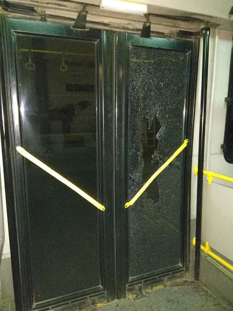 Νέα επίθεση με πέτρες σε λεωφορείο της ΟΣΥ (ΕΙΚΟΝΕΣ) - Φωτογραφία 4