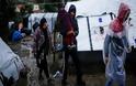 The Times: χωματερές για πρόσφυγες τα ελληνικά νησιά