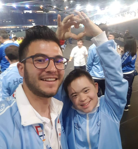 SPECIAL OLYMPICS: Μας έκανε περήφανους στο Abu Dhabi οι Αστακιώτες ιστιοπλόοι αθλητές Μπουγιούρης Σταύρος (Χρυσό) και Μπουγιούρης Γιάννης (χάλκινο)! - Φωτογραφία 1