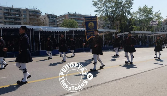 Με το “Μακεδονία Ξακουστή” ξεκίνησε η παρέλαση στη Θεσσαλονίκη (ΦΩΤΟ+VIDEO) - Φωτογραφία 1