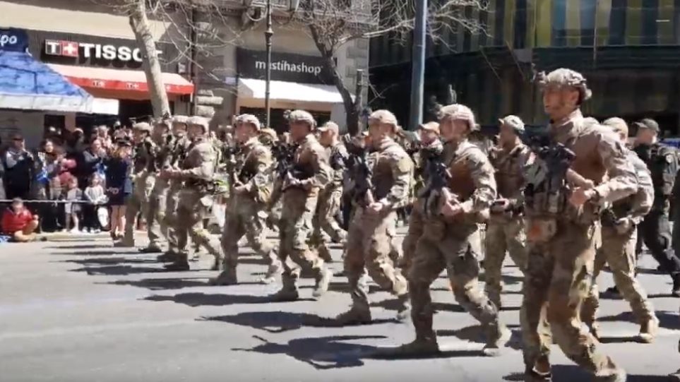 Τα «βατράχια» του Λιμενικού τραγούδησαν το «Μακεδονία ξακουστή» στη στρατιωτική παρέλαση (BINTEO) - Φωτογραφία 1