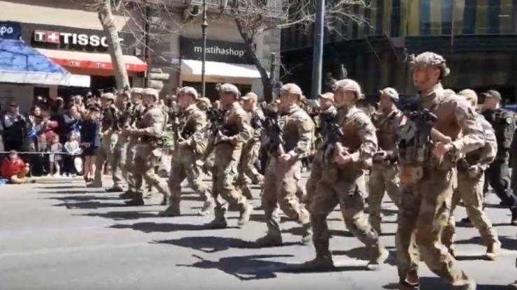 Oι ειδικές δυνάμεις του Λιμενικού τραγούδησαν το «Μακεδονία ξακουστή» στην παρέλαση (video) - Φωτογραφία 1