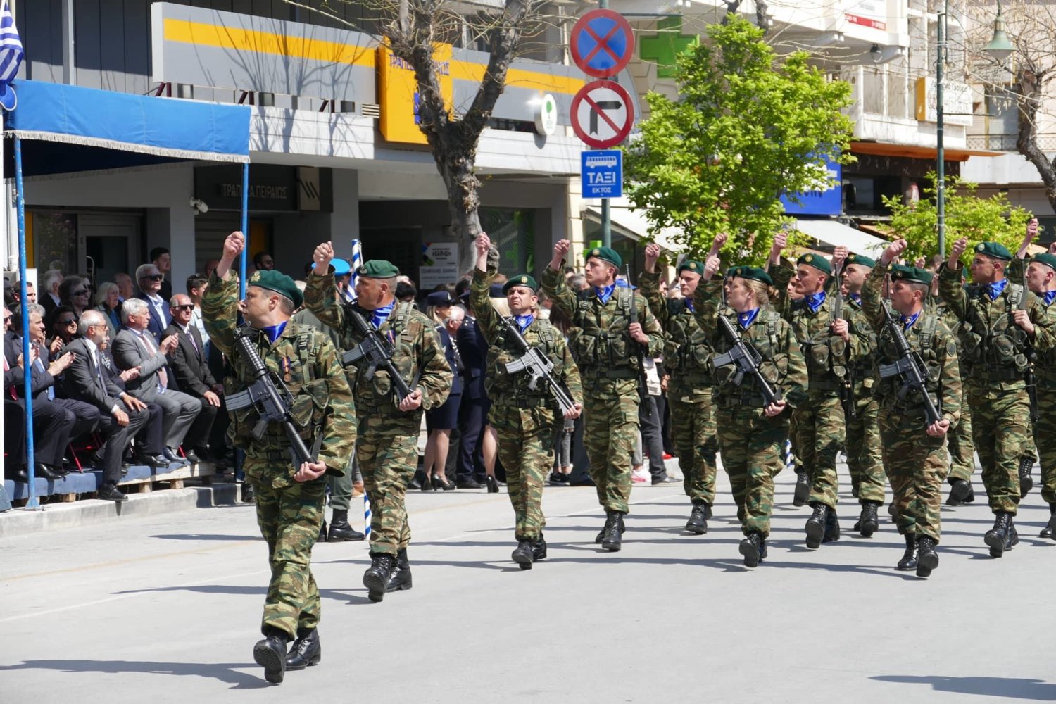 Βίντεο - Φωτό από τη Στρατιωτική παρέλαση στη Λάρισα - Φωτογραφία 11