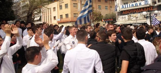 Κατερίνη-παρέλαση: Κυνήγησαν βουλευτή του ΣΥΡΙΖΑ: Αλήτες, προδότες.. - Φωτογραφία 1