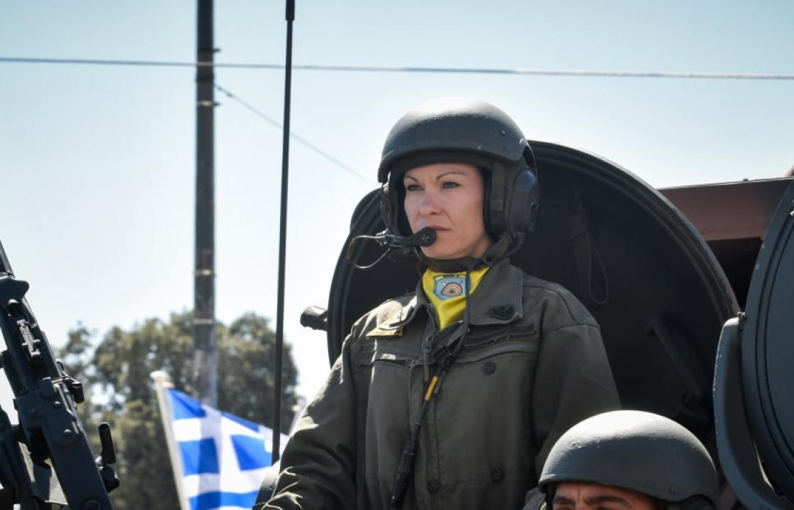 Φωτογραφίες: Γυναίκες στα χακί τράβηξαν τα βλέμματα στην στρατιωτική παρέλαση της Αθήνας - Φωτογραφία 1