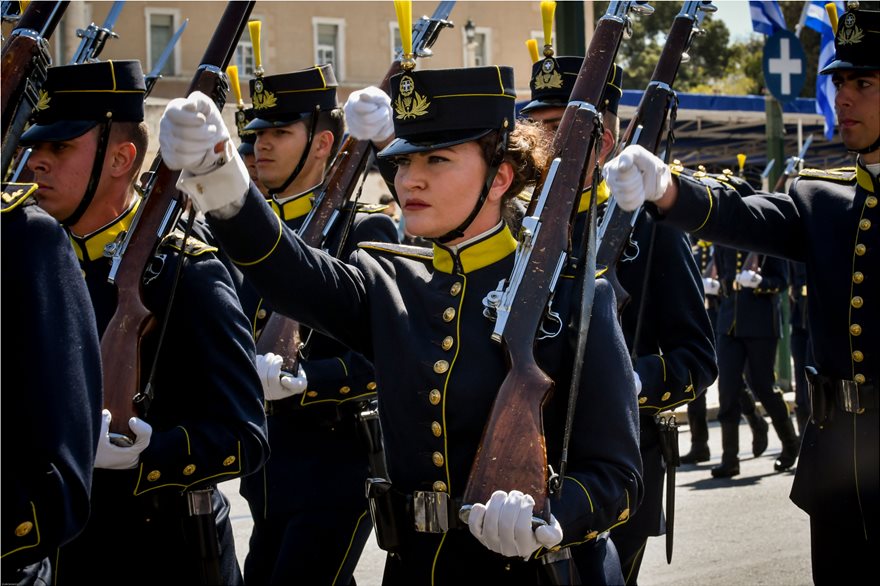 Φωτογραφίες: Γυναίκες στα χακί τράβηξαν τα βλέμματα στην στρατιωτική παρέλαση της Αθήνας - Φωτογραφία 11