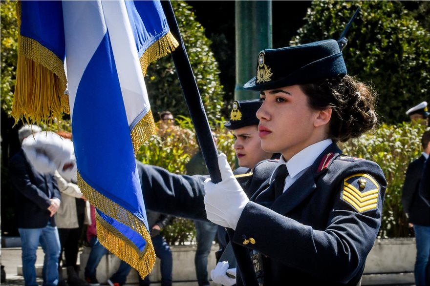 Φωτογραφίες: Γυναίκες στα χακί τράβηξαν τα βλέμματα στην στρατιωτική παρέλαση της Αθήνας - Φωτογραφία 12