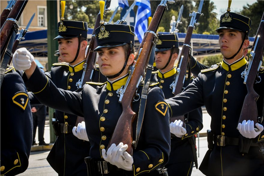 Φωτογραφίες: Γυναίκες στα χακί τράβηξαν τα βλέμματα στην στρατιωτική παρέλαση της Αθήνας - Φωτογραφία 4