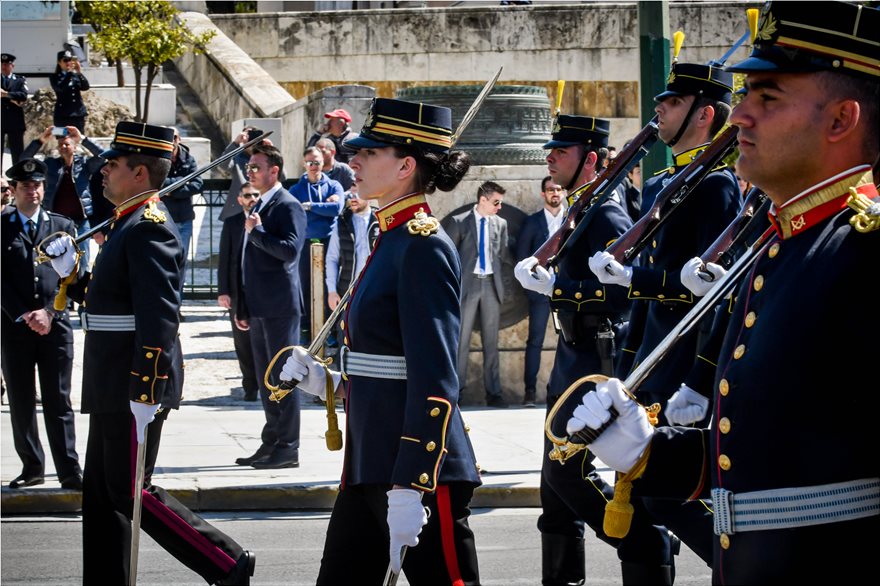 Φωτογραφίες: Γυναίκες στα χακί τράβηξαν τα βλέμματα στην στρατιωτική παρέλαση της Αθήνας - Φωτογραφία 5