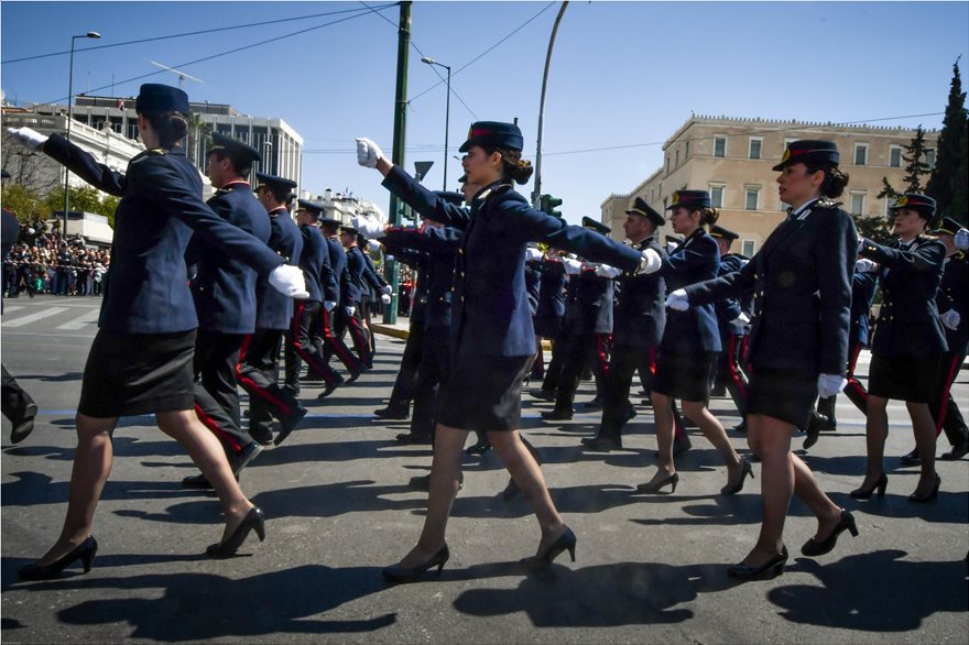 Φωτογραφίες: Γυναίκες στα χακί τράβηξαν τα βλέμματα στην στρατιωτική παρέλαση της Αθήνας - Φωτογραφία 6