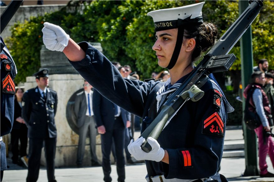 Φωτογραφίες: Γυναίκες στα χακί τράβηξαν τα βλέμματα στην στρατιωτική παρέλαση της Αθήνας - Φωτογραφία 8