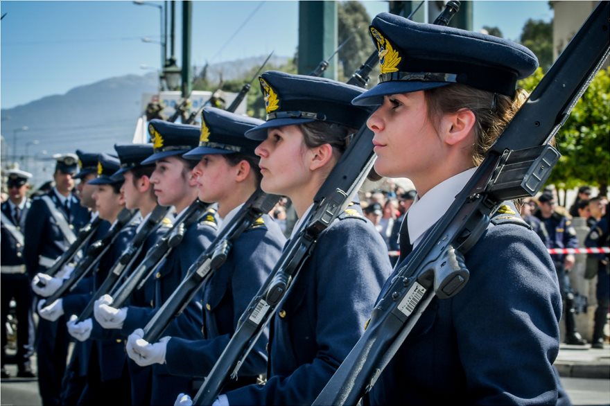 Φωτογραφίες: Γυναίκες στα χακί τράβηξαν τα βλέμματα στην στρατιωτική παρέλαση της Αθήνας - Φωτογραφία 9