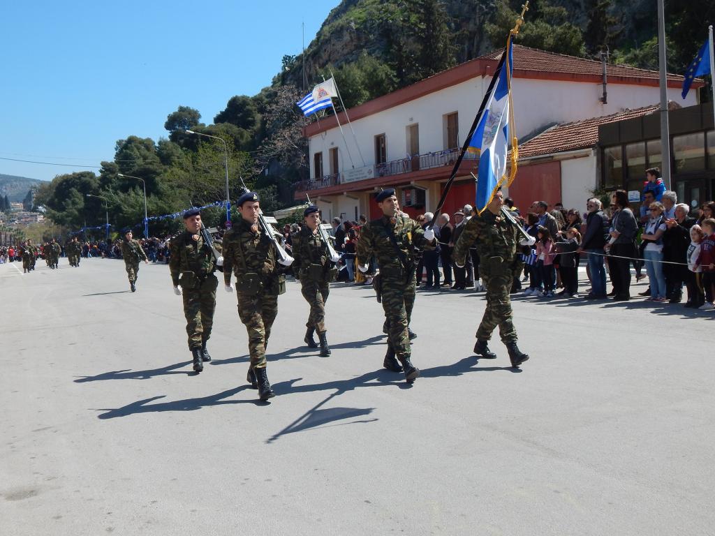 Οι στρατιώτες του ΚΕΜΧ παρέλασαν για τελευταία φορά στο Ναύπλιο (Pics) - Φωτογραφία 4