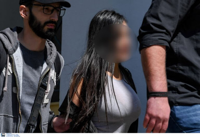 Στον ανακριτή η 32χρονη που κατηγορείται ότι έριξε τον σύντροφό της από μπαλκόνι στη Βούλα - Φωτογραφία 1
