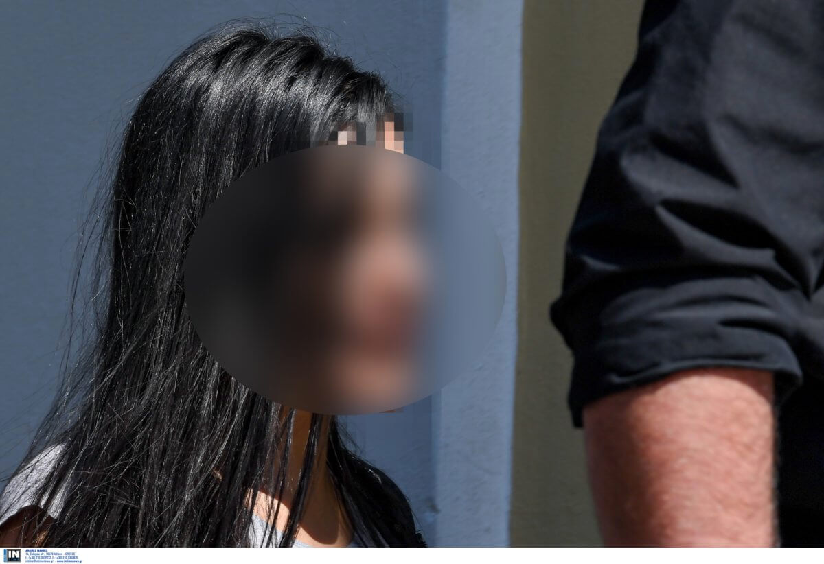 Στον ανακριτή η 32χρονη που κατηγορείται ότι έριξε τον σύντροφό της από μπαλκόνι στη Βούλα - Φωτογραφία 2
