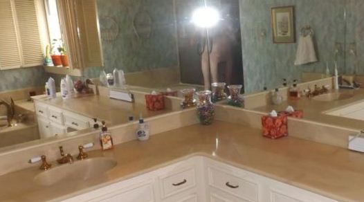 Απίστευτη γκάφα ιδιοκτήτη σπιτιού στο Τέξας: Το φωτογράφιζε για να το πουλήσει και τελικά απαθανάτισε τον εαυτό του γυμνό (εικόνες) - Φωτογραφία 1