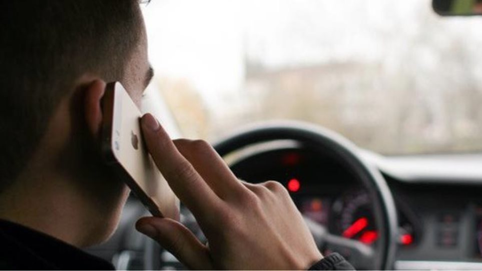 Τροχαία: Εκατοντάδες κλήσεις σε οδηγούς που μιλούσαν στο κινητό - Φωτογραφία 1