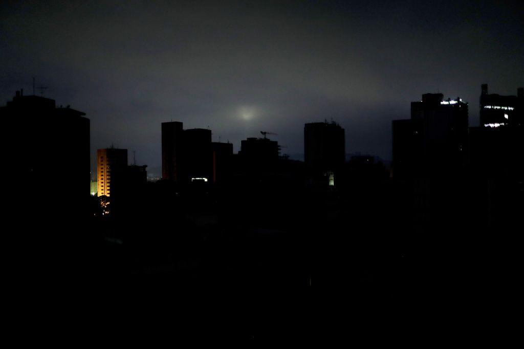 Η Βενεζουέλα παραλύει καθώς παραμένει για τρίτη μέρα βυθισμένη στο σκοτάδι - Φωτογραφία 1
