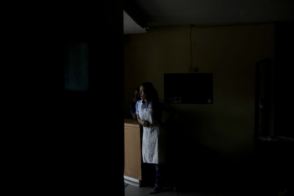 Η Βενεζουέλα παραλύει καθώς παραμένει για τρίτη μέρα βυθισμένη στο σκοτάδι - Φωτογραφία 3