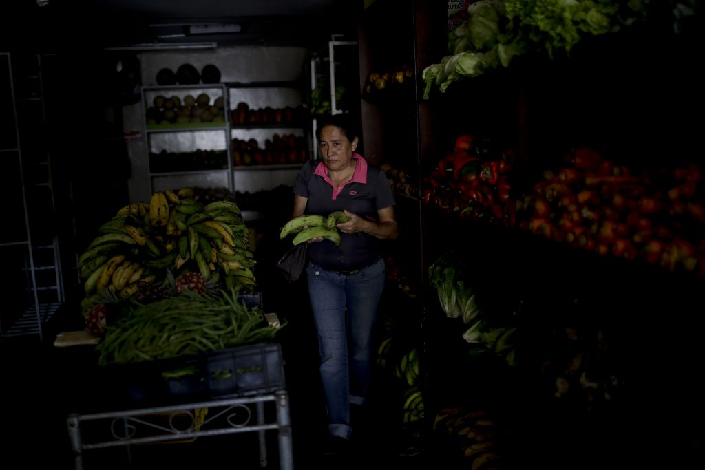 Η Βενεζουέλα παραλύει καθώς παραμένει για τρίτη μέρα βυθισμένη στο σκοτάδι - Φωτογραφία 4