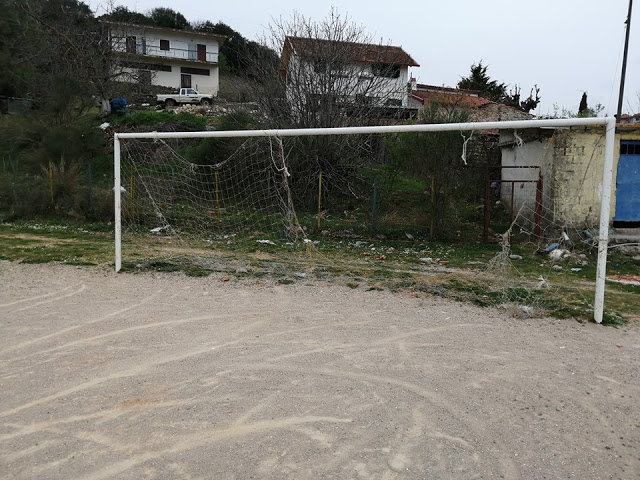 Παρατημένο το γήπεδο στο χωριό ΤΡΥΦΟΣ Ξηρομέρου | ΦΩΤΟ - Φωτογραφία 1