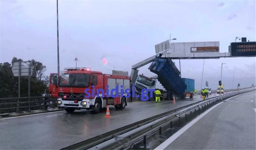 Γέφυρα Ρίου-Αντιρρίου: Καρότσα νταλίκας καρφώθηκε σε πινακίδα λόγω αέρα - Φωτογραφία 3