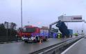 Γέφυρα Ρίου-Αντιρρίου: Καρότσα νταλίκας καρφώθηκε σε πινακίδα λόγω αέρα