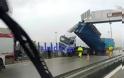 Γέφυρα Ρίου-Αντιρρίου: Καρότσα νταλίκας καρφώθηκε σε πινακίδα λόγω αέρα - Φωτογραφία 2