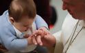 Σάλος με βίντεο που δείχνει τον Πάπα να τραβάει τα χέρια του από τους πιστούς (video)