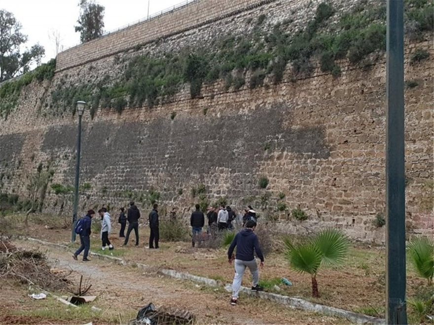 Ηράκλειο: Άντρας έπεσε από τα Ενετικά Τείχη - Φωτογραφία 2