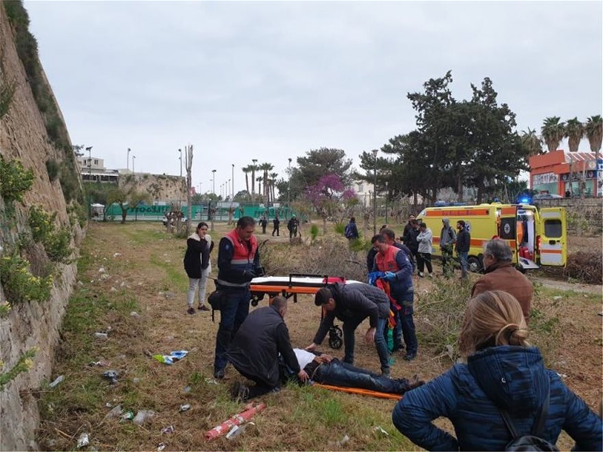 Ηράκλειο: Άντρας έπεσε από τα Ενετικά Τείχη - Φωτογραφία 3