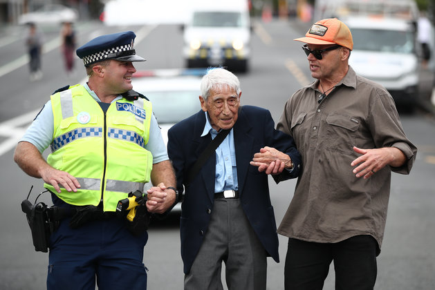 Νέα Ζηλανδία: 95 ετών, βετεράνος του Β' Π.Π. πήρε τέσσερα λεωφορεία για πάει σε πορεία κατά του ρατσισμού - Φωτογραφία 3