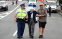 Νέα Ζηλανδία: 95 ετών, βετεράνος του Β' Π.Π. πήρε τέσσερα λεωφορεία για πάει σε πορεία κατά του ρατσισμού