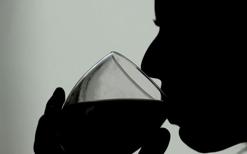 Βρετανική έρευνα «εξισώνει» το κρασί με το κάπνισμα - Φωτογραφία 1