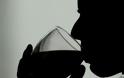 Βρετανική έρευνα «εξισώνει» το κρασί με το κάπνισμα