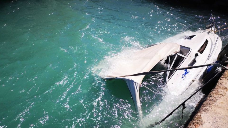 Βίντεο: Οι θυελλώδεις άνεμοι βούλιαξαν σκάφος στο λιμάνι του Ναυπλίου - Φωτογραφία 1