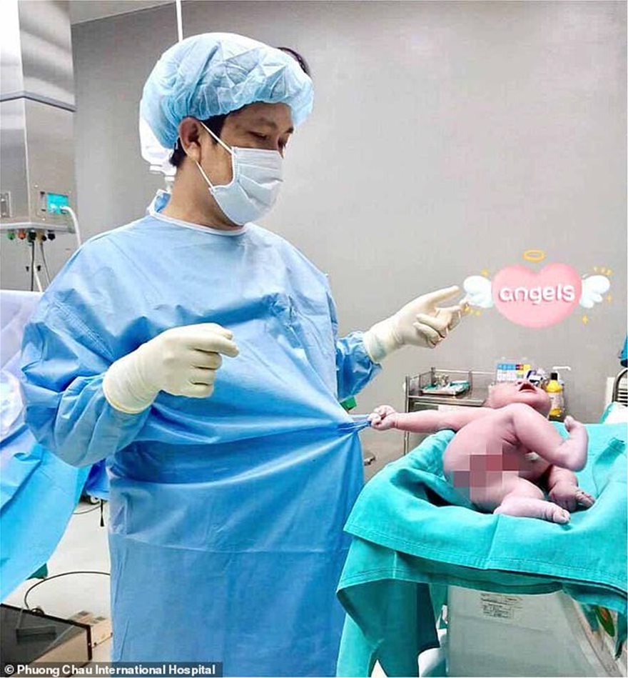 Δείτε τη viral φωτογραφία του «ζόρικου» νεογέννητου που... δεν αφήνει τον γιατρό να φύγει - Φωτογραφία 2