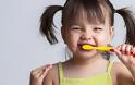 Απλές οδηγίες για το σωστό βούρτσισμα των παιδικών δοντιών [vid]