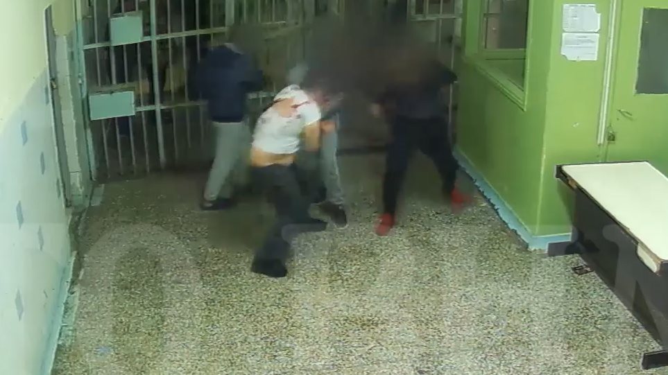 Βίντεο - σοκ από τη δολοφονία Αλβανού κρατούμενου στις φυλακές Κορυδαλλού - Φωτογραφία 1
