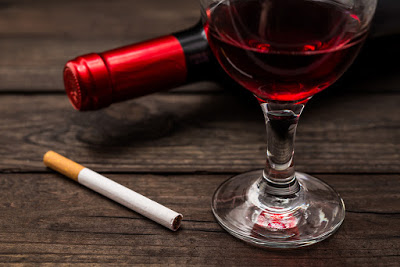 Μελέτη: Πόσα τσιγάρα σας εκθέτουν στον ίδιο κίνδυνο καρκίνου με ένα μπουκάλι κρασί; - Φωτογραφία 1