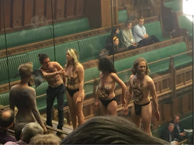 Γυμνή διαμαρτυρία στο βρετανικό κοινοβούλιο... - Φωτογραφία 1